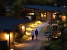 【夕暮れ時のまる喜の小路】食事処 懐石まる喜へはこちらを通ってお出かけください。