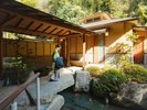 本館離れ「桜」庭園の池で優雅に泳ぐ鯉を眺めながらお部屋へ