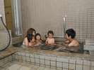 【家族風呂・通常1時間2200円】家族5人で入ってもまだ余裕のある広さです。