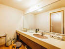【飛燕閣】和室10畳　2か所ある使い勝手の良い洗面室