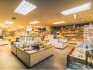 1階【売店】地元菓子店のお土産など取り揃えています。