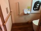 バリアフリー【離れトイレ手すり】戸建て離れのトイレには手すりがあります。