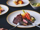 OPENでは、海鮮やビーフ、ベジタリアンメニューなど幅広いお料理と、抱負なドリンク類をご用意しています。