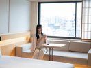 客室は木材の温かみと障子を通して入る柔らかい光が空間を包む和モダンスタイルで統一されています。