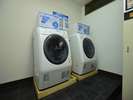 長期のご滞在や合宿時などに大変便利な洗濯乾燥機を2台ご用意しております。