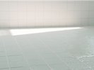 お湯を張ったバスタブに 滑り込むように浸かる