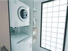 洗濯機乾燥機、洗剤、アイロン、物干しがございます。