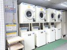 コインランドリーは洗濯300円/乾燥100円 洗剤は自動投入です