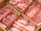 夕食のBBQ合わせ箱(例)。メインの黒毛和牛食べ比べは、その日の厳選部位をお楽しみいただけます。