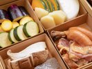 夕食のBBQ合わせ箱(例)。黒毛和牛以外に地元で採れたお野菜やおおいた冠地どりなども詰め込みました。