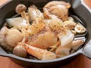 夕食の海鮮アヒージョ。ぷりっぷりの海老とホタテがたっぷり!(内容が変更になる場合あり)
