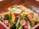 夕食のサラダ。湯布院の江藤農園で採れた新鮮なお野菜を使っています。