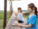 Cafe&bar Amama。天間草原の丘陵を眺めながら、昼はコーヒー、夜はお酒などが楽しめます。