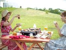 朝食風景。朝日を浴びながらの屋外朝食は、心身ともにパワーチャージできること間違いなし!