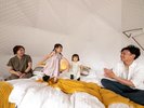 シングルベッド4台を配した6mドームテント客室。ふかふかのお布団に、お子様も大はしゃぎ!