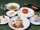 ベースは洋食ですが、山菜など季節の小鉢等もついてます。