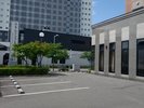 車高2.1m以上は平面駐車場をご案内。
