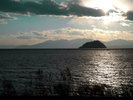 竹生島(日本三弁財天の一つに数えられる宝厳寺や都久夫須麻神社がある竹生島