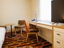 【客室】ユニバーサル お部屋には大きなデスクと、テーブルもご用意しております。