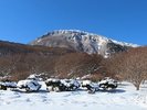 【恵山】真っ白な雪を纏った活火山。荒々しい岩肌と純白の雪が創り出す、幻想的で厳しい冬景色を。