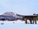 【恵山岬フォトスポット】冬の恵山を背景に、ハイチーズ!
