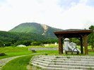 【恵山岬フォトスポット】深緑の恵山を背景に、ハイチーズ!