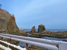 【サンタロナカセ岩】恵山岬のすぐそばに佇む伝説の地。夕日に照らされる岩肌が、旅情を一層引き立てます。