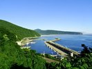 【椴法華(とどほっけ)漁港】夏の青い海と白い波しぶき。ドライブの立ち寄りに。