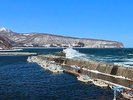 【椴椴法華(とどほっけ)漁港】冬の荒波と真っ白な飛沫。厳しい寒さに耐え春を待つ港は北国特有の美しさ。