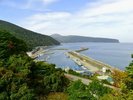 【椴椴法華(とどほっけ)漁港】雪解けの海に響く船の音。春の訪れと共に次々と水揚げされる活気ある朝を。