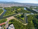 【夏の五稜郭公園】お車約75分。生命力あふれる緑の星形。夏の五稜郭は、清々しい散策を楽しめます。