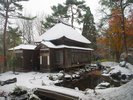 白雪をまとった日本庭園の静けさ。冬ならではの情緒あふれる美しい佇まいをお楽しみいただけます。