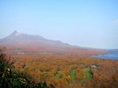 【大沼国定公園】山裾から湖畔へと広がる一面の紅葉。秋ならではの壮大なパノラマが広がります。