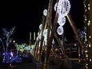 【冬のJR函館駅】きらめくイルミネーションが駅前を彩り、訪れる人をあたたかな光でお迎えします。