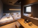 【1室限定】【グループルーム】 最大6名様でのご宿泊が可能な広々フォースルームです。シャワー・トイレ付