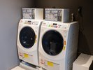 【洗濯乾燥機】1Fロビー裏手にございます