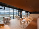 【レストラン】河川敷と大曲の街が一望できる展望レストラン
