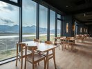 【レストラン】河川敷と大曲の街が一望できる展望レストラン