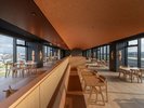 【レストラン】すべての席から河川敷が望める造りになっております