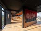 【レストラン】すべての席から河川敷が望める造りになっております