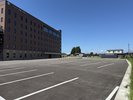 【駐車場】大型車両も駐車可能な広々屋外駐車場完備
