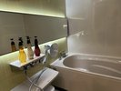 お部屋内には広い浴槽とナノバブルシャワー