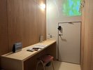 プロジェクターとパソコン作業がしやすい机※こちらはシャワー、トイレが共有になります。