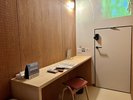 プロジェクターとパソコン作業がしやすい机※こちらはシャワー、トイレが共有になります。