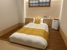 秋田の稲をイメージ。黄色をベースにしているお部屋。熟睡するためのエアウィーヴ製セミダブルベット