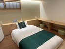 秋田の森をイメージ。緑色をベースにしているお部屋。熟睡するためのエアウィーヴ製セミダブルベット