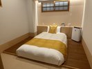 秋田の稲をイメージ。黄色をベースにしているお部屋。熟睡するためのエアウィーヴ製セミダブルベット