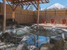 【宿泊者無料】隣接する「富士山溶岩の湯 泉水」露天風呂。5つの風呂、本格ドライサウナを完備。