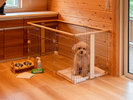 愛犬と泊まれるペット棟には、ケージやトイレシートなど、快適に過ごせる専用備品をご用意。