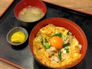 【近隣飲食店】鳥良商店、多彩な鳥肉料理とビールが楽しめる